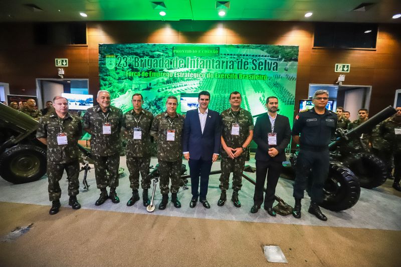 O governador Helder Barbalho visitou, nesta quinta (14), exposição de equipamentos das Forças Armadas <div class='credito_fotos'>Foto: Marco Santos / Ag. Pará   |   <a href='/midias/2019/originais/5659_fd50ae6c-6187-38db-ff60-98e6290568d6.jpg' download><i class='fa-solid fa-download'></i> Download</a></div>