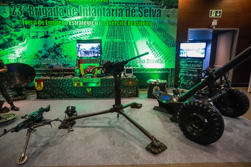 O governador Helder Barbalho visitou, nesta quinta (14), exposição de equipamentos das Forças Armadas <div class='credito_fotos'>Foto: Marco Santos / Ag. Pará   |   <a href='/midias/2019/originais/5659_fe598d74-3c78-91bd-a583-35edb68f641a.jpg' download><i class='fa-solid fa-download'></i> Download</a></div>