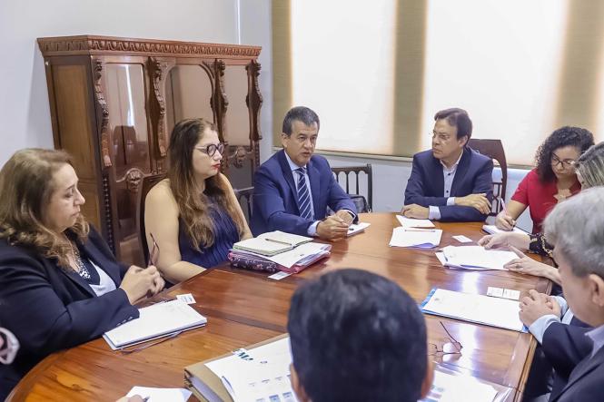 A implantação do consórcio entre os gestores dos estados que compõe a Amazônia Legal e a importância do meio ambiente para economia e sociedade foram alguns dos principais assuntos tratados durante a reunião ordinária de organização do Fórum de Governadores da Amazônia legal. O encontro foi realizado hoje (01), no Palácio dos Despachos, em Belém e contou com a participação de representantes do Estado do Pará, como Mauro O'de Almeida - titular da Secretaria estadual de Meio Ambiente e Sustentabilidade (Semas), Iran lima – secretário de Desenvolvimento Econômico, Mineração e Energia (Sedeme), Hana Ghassan- secretaria de Estado de Planejamento, além de representante do governo do Amapá e da Força Tarefa de Governadores para o Clima e Floresta (GCF)

FOTO: MARCO SANTOS / AGÊNCIA PARÁ
DATA: 01.03.2019
BELÉM - PA <div class='credito_fotos'>Foto: Marco Santos / Ag. Pará   |   <a href='/midias/2019/originais/565cbd00-b9d3-4525-999b-c045b904f0fc.jpg' download><i class='fa-solid fa-download'></i> Download</a></div>