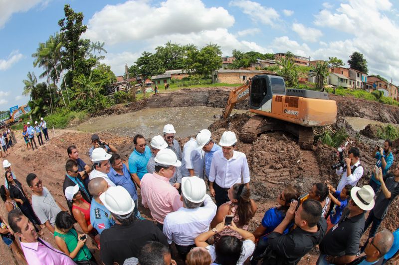 Moradores da comunidade Taboquinha, em Icoaraci, região metropolitana de Belém, receberam, nesta quinta-feira (14), unidades habitacionais e cheques moradias no valor de R$ 14 mil cada do Governo do Pará, através da Companhia de Habitação do Estado (Cohab). <div class='credito_fotos'>Foto: Marco Santos / Ag. Pará   |   <a href='/midias/2019/originais/5660_093fd314-4bf2-d035-7ac4-9ebbe5277b81.jpg' download><i class='fa-solid fa-download'></i> Download</a></div>