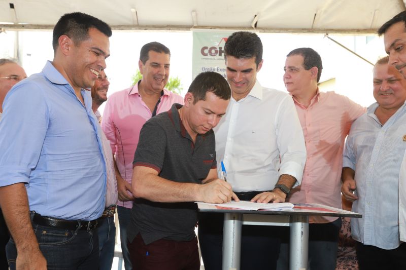 Moradores da comunidade Taboquinha, em Icoaraci, região metropolitana de Belém, receberam, nesta quinta-feira (14), unidades habitacionais e cheques moradias no valor de R$ 14 mil cada do Governo do Pará, através da Companhia de Habitação do Estado (Cohab). <div class='credito_fotos'>Foto: Marco Santos / Ag. Pará   |   <a href='/midias/2019/originais/5660_0fddc434-a764-9007-8996-b491884c308d.jpg' download><i class='fa-solid fa-download'></i> Download</a></div>