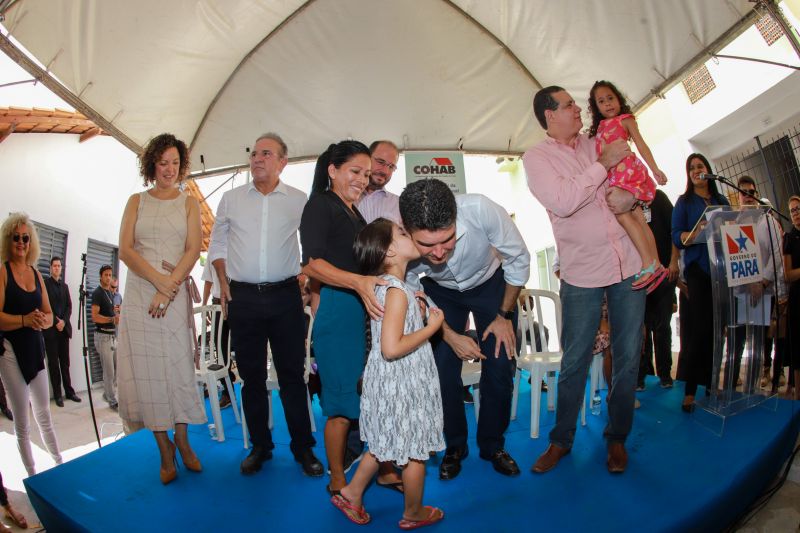 Moradores da comunidade Taboquinha, em Icoaraci, região metropolitana de Belém, receberam, nesta quinta-feira (14), unidades habitacionais e cheques moradias no valor de R$ 14 mil cada do Governo do Pará, através da Companhia de Habitação do Estado (Cohab). <div class='credito_fotos'>Foto: Marco Santos / Ag. Pará   |   <a href='/midias/2019/originais/5660_20aaf0ab-da98-1e00-82c1-6d19bbaace84.jpg' download><i class='fa-solid fa-download'></i> Download</a></div>