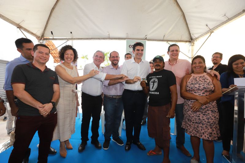 Moradores da comunidade Taboquinha, em Icoaraci, região metropolitana de Belém, receberam, nesta quinta-feira (14), unidades habitacionais e cheques moradias no valor de R$ 14 mil cada do Governo do Pará, através da Companhia de Habitação do Estado (Cohab). <div class='credito_fotos'>Foto: Marco Santos / Ag. Pará   |   <a href='/midias/2019/originais/5660_23c95011-736f-609e-b960-545e726181c2.jpg' download><i class='fa-solid fa-download'></i> Download</a></div>