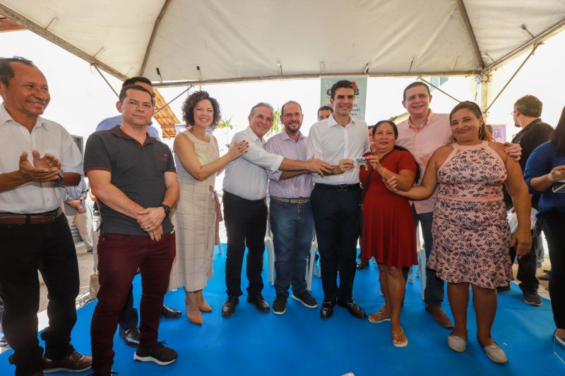 Moradores da comunidade Taboquinha, em Icoaraci, região metropolitana de Belém, receberam, nesta quinta-feira (14), unidades habitacionais e cheques moradias no valor de R$ 14 mil cada do Governo do Pará, através da Companhia de Habitação do Estado (Cohab). <div class='credito_fotos'>Foto: Marco Santos / Ag. Pará   |   <a href='/midias/2019/originais/5660_28d500ee-a65b-33cd-78a8-f428038c6395.jpg' download><i class='fa-solid fa-download'></i> Download</a></div>