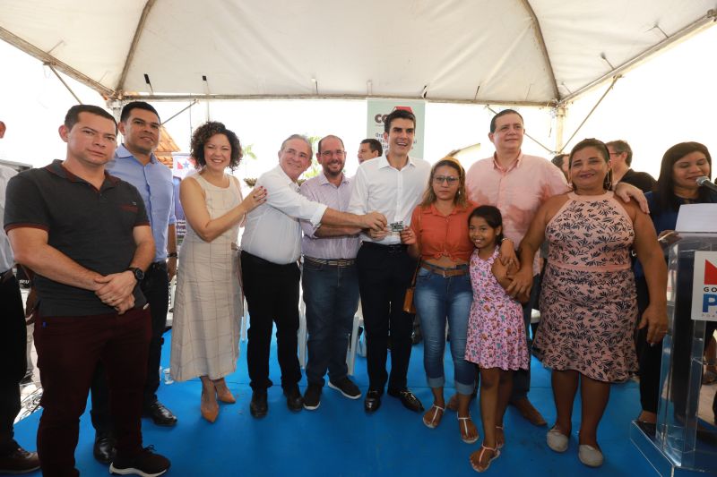 Moradores da comunidade Taboquinha, em Icoaraci, região metropolitana de Belém, receberam, nesta quinta-feira (14), unidades habitacionais e cheques moradias no valor de R$ 14 mil cada do Governo do Pará, através da Companhia de Habitação do Estado (Cohab). <div class='credito_fotos'>Foto: Marco Santos / Ag. Pará   |   <a href='/midias/2019/originais/5660_2e6c83e1-43e6-cfcf-15df-ad061f092dcb.jpg' download><i class='fa-solid fa-download'></i> Download</a></div>