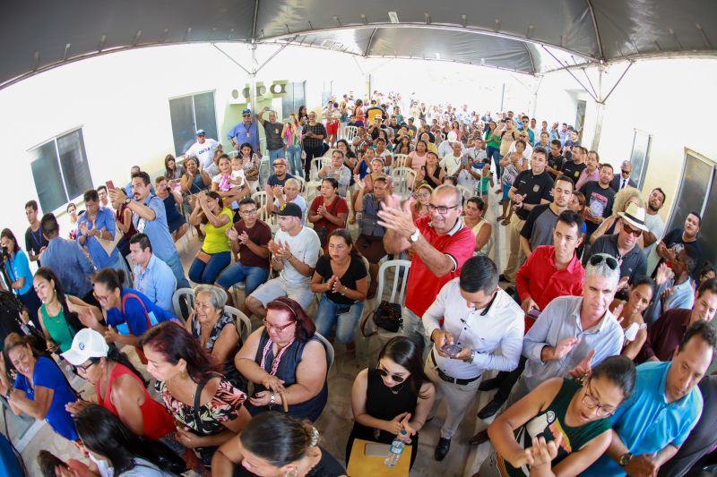 Moradores da comunidade Taboquinha, em Icoaraci, região metropolitana de Belém, receberam, nesta quinta-feira (14), unidades habitacionais e cheques moradias no valor de R$ 14 mil cada do Governo do Pará, através da Companhia de Habitação do Estado (Cohab). <div class='credito_fotos'>Foto: Marco Santos / Ag. Pará   |   <a href='/midias/2019/originais/5660_310b553b-bd85-ddc4-72e6-deabd316ca69.jpg' download><i class='fa-solid fa-download'></i> Download</a></div>