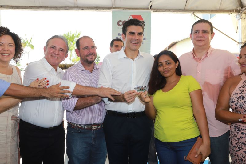Moradores da comunidade Taboquinha, em Icoaraci, região metropolitana de Belém, receberam, nesta quinta-feira (14), unidades habitacionais e cheques moradias no valor de R$ 14 mil cada do Governo do Pará, através da Companhia de Habitação do Estado (Cohab). <div class='credito_fotos'>Foto: Marco Santos / Ag. Pará   |   <a href='/midias/2019/originais/5660_3478737c-cd98-a2c4-57a8-c93024de6956.jpg' download><i class='fa-solid fa-download'></i> Download</a></div>