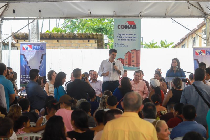 Moradores da comunidade Taboquinha, em Icoaraci, região metropolitana de Belém, receberam, nesta quinta-feira (14), unidades habitacionais e cheques moradias no valor de R$ 14 mil cada do Governo do Pará, através da Companhia de Habitação do Estado (Cohab). <div class='credito_fotos'>Foto: Marco Santos / Ag. Pará   |   <a href='/midias/2019/originais/5660_35d0ec67-713a-7327-f83c-3582f958f2b1.jpg' download><i class='fa-solid fa-download'></i> Download</a></div>