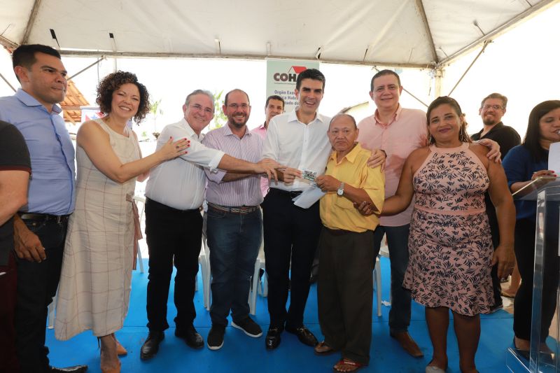 Moradores da comunidade Taboquinha, em Icoaraci, região metropolitana de Belém, receberam, nesta quinta-feira (14), unidades habitacionais e cheques moradias no valor de R$ 14 mil cada do Governo do Pará, através da Companhia de Habitação do Estado (Cohab). <div class='credito_fotos'>Foto: Marco Santos / Ag. Pará   |   <a href='/midias/2019/originais/5660_379e01ab-65ee-cb60-1946-925a4b0ba010.jpg' download><i class='fa-solid fa-download'></i> Download</a></div>