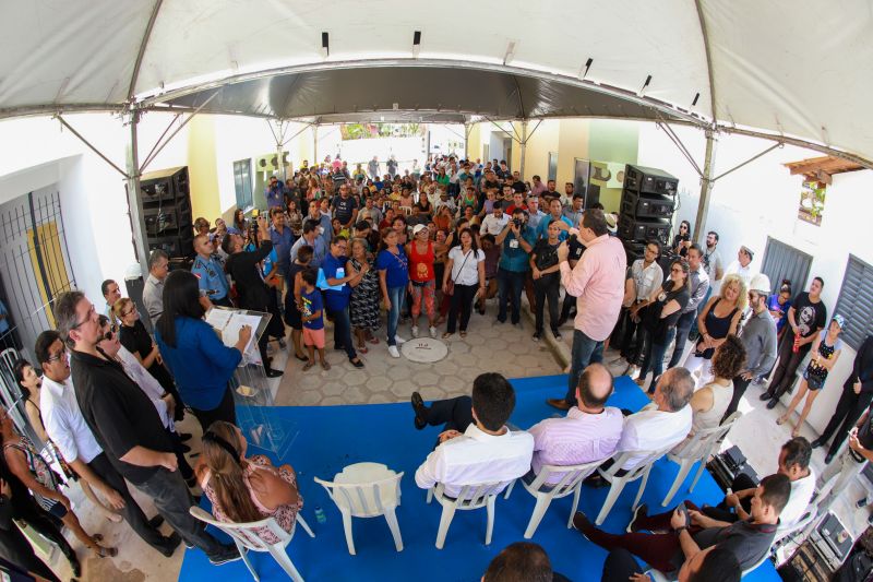 Moradores da comunidade Taboquinha, em Icoaraci, região metropolitana de Belém, receberam, nesta quinta-feira (14), unidades habitacionais e cheques moradias no valor de R$ 14 mil cada do Governo do Pará, através da Companhia de Habitação do Estado (Cohab). <div class='credito_fotos'>Foto: Marco Santos / Ag. Pará   |   <a href='/midias/2019/originais/5660_3a7b8220-0c85-585f-2622-a40b8e7c6a52.jpg' download><i class='fa-solid fa-download'></i> Download</a></div>