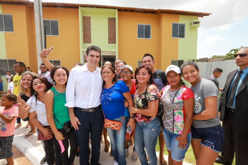 Moradores da comunidade Taboquinha, em Icoaraci, região metropolitana de Belém, receberam, nesta quinta-feira (14), unidades habitacionais e cheques moradias no valor de R$ 14 mil cada do Governo do Pará, através da Companhia de Habitação do Estado (Cohab). <div class='credito_fotos'>Foto: Marco Santos / Ag. Pará   |   <a href='/midias/2019/originais/5660_3f35582d-11b0-a9e5-f1c2-b84aa8e688d1.jpg' download><i class='fa-solid fa-download'></i> Download</a></div>