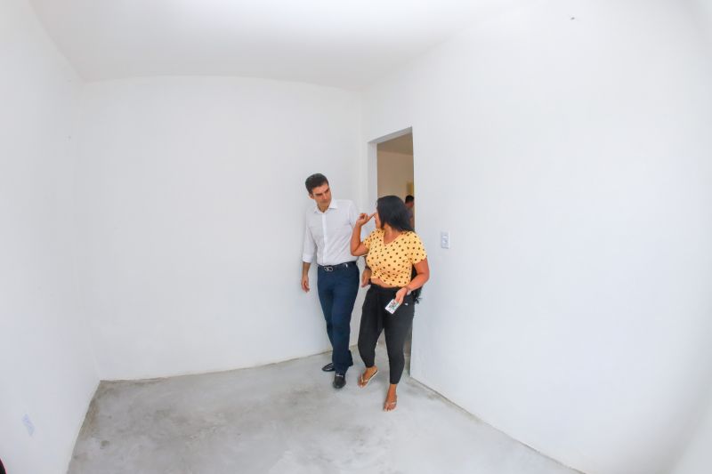 Moradores da comunidade Taboquinha, em Icoaraci, região metropolitana de Belém, receberam, nesta quinta-feira (14), unidades habitacionais e cheques moradias no valor de R$ 14 mil cada do Governo do Pará, através da Companhia de Habitação do Estado (Cohab). <div class='credito_fotos'>Foto: Marco Santos / Ag. Pará   |   <a href='/midias/2019/originais/5660_484b4d99-42e7-ca91-18eb-bc0ee81d5041.jpg' download><i class='fa-solid fa-download'></i> Download</a></div>