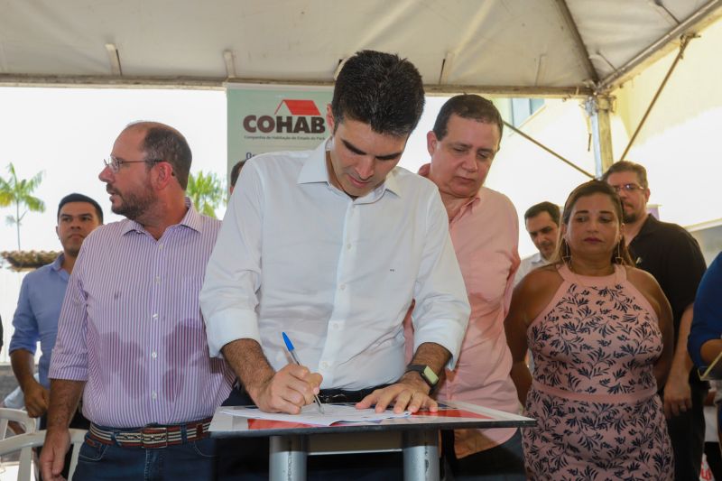 Moradores da comunidade Taboquinha, em Icoaraci, região metropolitana de Belém, receberam, nesta quinta-feira (14), unidades habitacionais e cheques moradias no valor de R$ 14 mil cada do Governo do Pará, através da Companhia de Habitação do Estado (Cohab). <div class='credito_fotos'>Foto: Marco Santos / Ag. Pará   |   <a href='/midias/2019/originais/5660_4c766667-08b8-4276-491a-d1f0e910e8af.jpg' download><i class='fa-solid fa-download'></i> Download</a></div>
