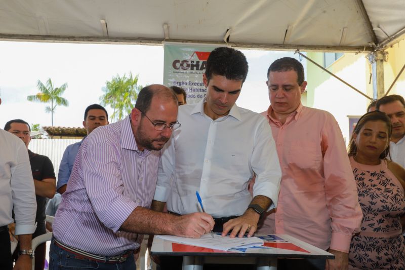 Moradores da comunidade Taboquinha, em Icoaraci, região metropolitana de Belém, receberam, nesta quinta-feira (14), unidades habitacionais e cheques moradias no valor de R$ 14 mil cada do Governo do Pará, através da Companhia de Habitação do Estado (Cohab). <div class='credito_fotos'>Foto: Marco Santos / Ag. Pará   |   <a href='/midias/2019/originais/5660_6bd76f5b-40e8-19f0-641e-d7524c7ac830.jpg' download><i class='fa-solid fa-download'></i> Download</a></div>
