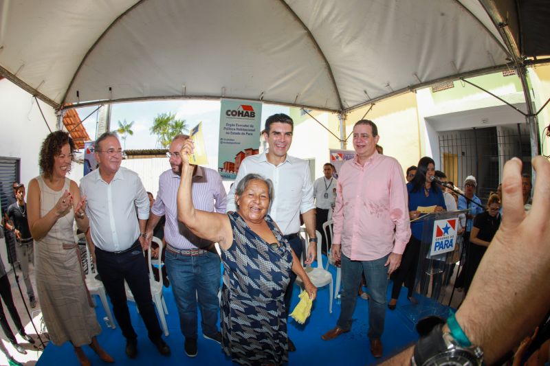 Moradores da comunidade Taboquinha, em Icoaraci, região metropolitana de Belém, receberam, nesta quinta-feira (14), unidades habitacionais e cheques moradias no valor de R$ 14 mil cada do Governo do Pará, através da Companhia de Habitação do Estado (Cohab). <div class='credito_fotos'>Foto: Marco Santos / Ag. Pará   |   <a href='/midias/2019/originais/5660_756e52a2-1be0-8936-4503-4b27fb63fae4.jpg' download><i class='fa-solid fa-download'></i> Download</a></div>