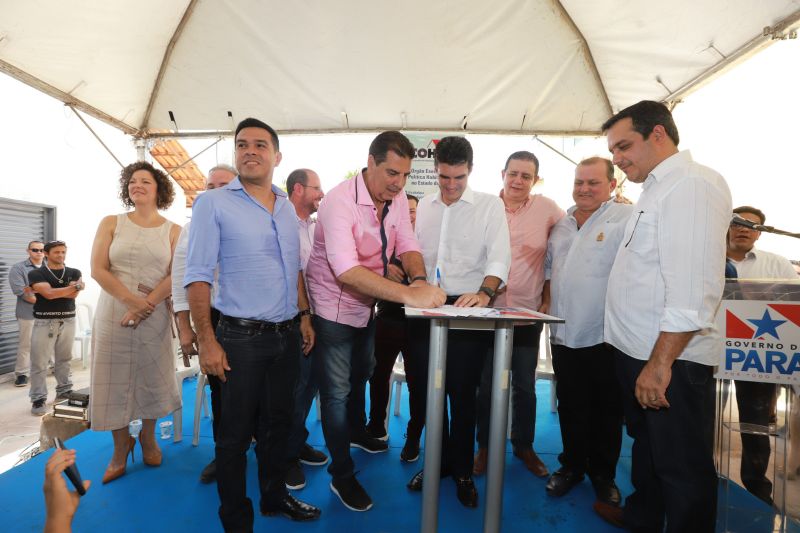 Moradores da comunidade Taboquinha, em Icoaraci, região metropolitana de Belém, receberam, nesta quinta-feira (14), unidades habitacionais e cheques moradias no valor de R$ 14 mil cada do Governo do Pará, através da Companhia de Habitação do Estado (Cohab). <div class='credito_fotos'>Foto: Marco Santos / Ag. Pará   |   <a href='/midias/2019/originais/5660_81349ab4-7bae-9cb6-f434-1de8adef25ad.jpg' download><i class='fa-solid fa-download'></i> Download</a></div>