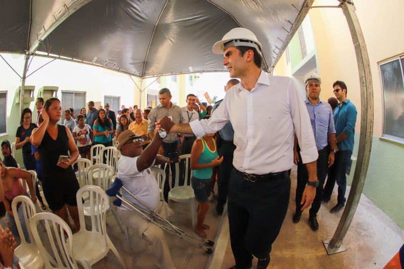 Moradores da comunidade Taboquinha, em Icoaraci, região metropolitana de Belém, receberam, nesta quinta-feira (14), unidades habitacionais e cheques moradias no valor de R$ 14 mil cada do Governo do Pará, através da Companhia de Habitação do Estado (Cohab). <div class='credito_fotos'>Foto: Marco Santos / Ag. Pará   |   <a href='/midias/2019/originais/5660_832ccd36-0c69-f895-3943-010a38a74116.jpg' download><i class='fa-solid fa-download'></i> Download</a></div>