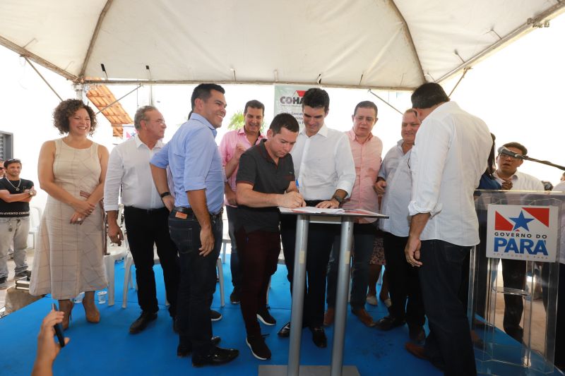 Moradores da comunidade Taboquinha, em Icoaraci, região metropolitana de Belém, receberam, nesta quinta-feira (14), unidades habitacionais e cheques moradias no valor de R$ 14 mil cada do Governo do Pará, através da Companhia de Habitação do Estado (Cohab). <div class='credito_fotos'>Foto: Marco Santos / Ag. Pará   |   <a href='/midias/2019/originais/5660_895f7a1a-b350-0545-c994-6f1d1cf64eb0.jpg' download><i class='fa-solid fa-download'></i> Download</a></div>