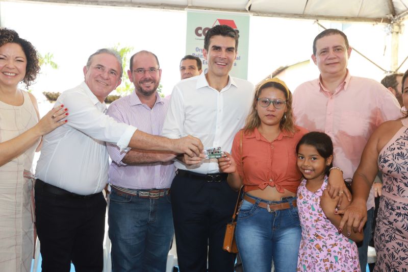 Moradores da comunidade Taboquinha, em Icoaraci, região metropolitana de Belém, receberam, nesta quinta-feira (14), unidades habitacionais e cheques moradias no valor de R$ 14 mil cada do Governo do Pará, através da Companhia de Habitação do Estado (Cohab). <div class='credito_fotos'>Foto: Marco Santos / Ag. Pará   |   <a href='/midias/2019/originais/5660_966be435-3ebb-9071-0ac8-4315551d1cd9.jpg' download><i class='fa-solid fa-download'></i> Download</a></div>