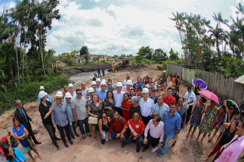 Moradores da comunidade Taboquinha, em Icoaraci, região metropolitana de Belém, receberam, nesta quinta-feira (14), unidades habitacionais e cheques moradias no valor de R$ 14 mil cada do Governo do Pará, através da Companhia de Habitação do Estado (Cohab). <div class='credito_fotos'>Foto: Marco Santos / Ag. Pará   |   <a href='/midias/2019/originais/5660_974eed0e-43cb-01cd-960b-1a0f5a2cd3d5.jpg' download><i class='fa-solid fa-download'></i> Download</a></div>