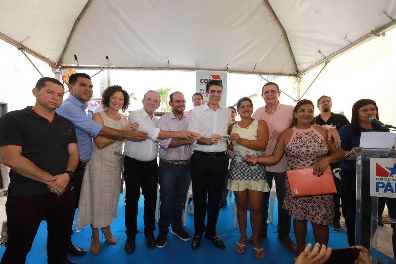 Moradores da comunidade Taboquinha, em Icoaraci, região metropolitana de Belém, receberam, nesta quinta-feira (14), unidades habitacionais e cheques moradias no valor de R$ 14 mil cada do Governo do Pará, através da Companhia de Habitação do Estado (Cohab). <div class='credito_fotos'>Foto: Marco Santos / Ag. Pará   |   <a href='/midias/2019/originais/5660_992f0759-7493-24bb-e2d0-482b985553c9.jpg' download><i class='fa-solid fa-download'></i> Download</a></div>