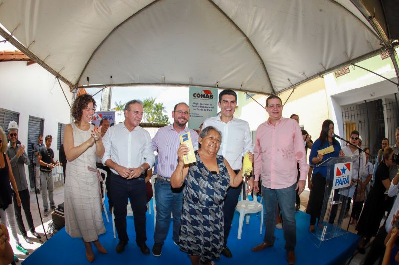 Moradores da comunidade Taboquinha, em Icoaraci, região metropolitana de Belém, receberam, nesta quinta-feira (14), unidades habitacionais e cheques moradias no valor de R$ 14 mil cada do Governo do Pará, através da Companhia de Habitação do Estado (Cohab). <div class='credito_fotos'>Foto: Marco Santos / Ag. Pará   |   <a href='/midias/2019/originais/5660_9eef853f-b973-92d7-4397-6e4947f5320c.jpg' download><i class='fa-solid fa-download'></i> Download</a></div>