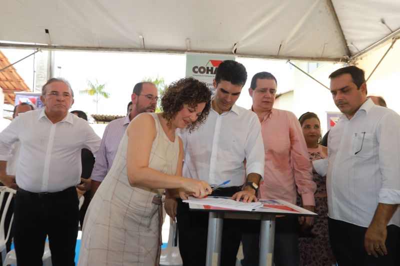 Moradores da comunidade Taboquinha, em Icoaraci, região metropolitana de Belém, receberam, nesta quinta-feira (14), unidades habitacionais e cheques moradias no valor de R$ 14 mil cada do Governo do Pará, através da Companhia de Habitação do Estado (Cohab). <div class='credito_fotos'>Foto: Marco Santos / Ag. Pará   |   <a href='/midias/2019/originais/5660_a2bc3335-9a6c-cf82-f527-f0d94946706e.jpg' download><i class='fa-solid fa-download'></i> Download</a></div>