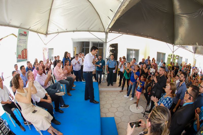 Moradores da comunidade Taboquinha, em Icoaraci, região metropolitana de Belém, receberam, nesta quinta-feira (14), unidades habitacionais e cheques moradias no valor de R$ 14 mil cada do Governo do Pará, através da Companhia de Habitação do Estado (Cohab). <div class='credito_fotos'>Foto: Marco Santos / Ag. Pará   |   <a href='/midias/2019/originais/5660_ade5cbec-07b6-dfd8-7d74-3041dbd6641a.jpg' download><i class='fa-solid fa-download'></i> Download</a></div>