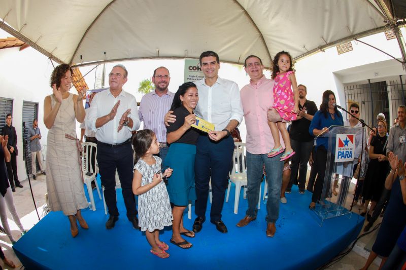 Moradores da comunidade Taboquinha, em Icoaraci, região metropolitana de Belém, receberam, nesta quinta-feira (14), unidades habitacionais e cheques moradias no valor de R$ 14 mil cada do Governo do Pará, através da Companhia de Habitação do Estado (Cohab). <div class='credito_fotos'>Foto: Marco Santos / Ag. Pará   |   <a href='/midias/2019/originais/5660_b89df49a-8ac8-ea70-8293-0b7923b9e37d.jpg' download><i class='fa-solid fa-download'></i> Download</a></div>