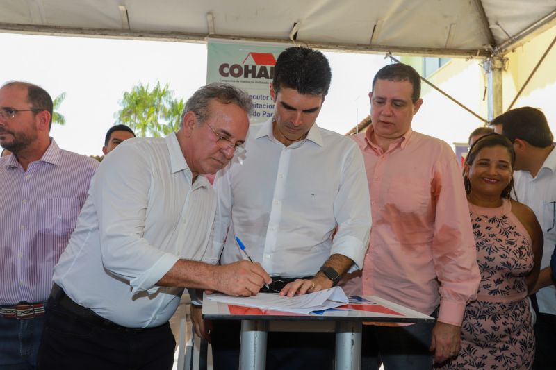 Moradores da comunidade Taboquinha, em Icoaraci, região metropolitana de Belém, receberam, nesta quinta-feira (14), unidades habitacionais e cheques moradias no valor de R$ 14 mil cada do Governo do Pará, através da Companhia de Habitação do Estado (Cohab). <div class='credito_fotos'>Foto: Marco Santos / Ag. Pará   |   <a href='/midias/2019/originais/5660_bcd2f60e-a460-159b-5bd7-bf8c98c88944.jpg' download><i class='fa-solid fa-download'></i> Download</a></div>