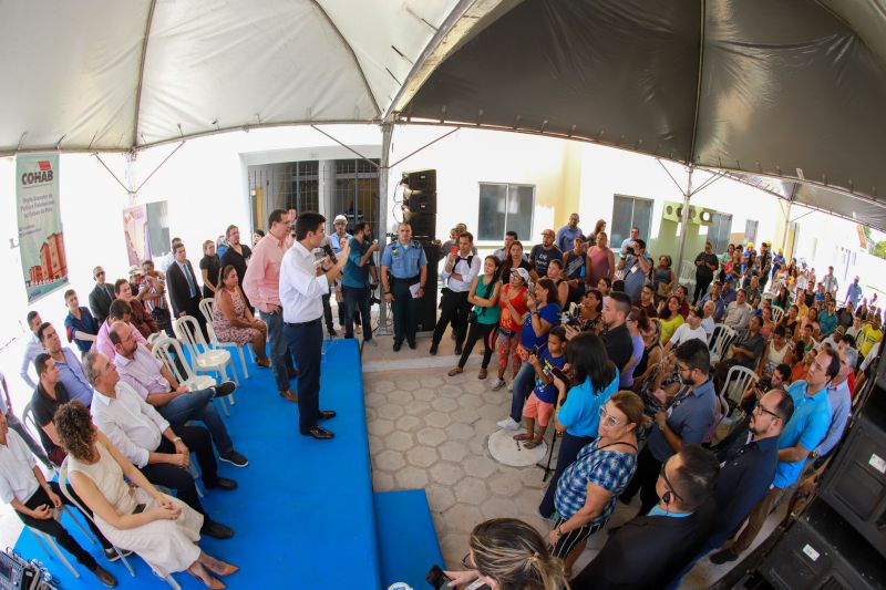 Moradores da comunidade Taboquinha, em Icoaraci, região metropolitana de Belém, receberam, nesta quinta-feira (14), unidades habitacionais e cheques moradias no valor de R$ 14 mil cada do Governo do Pará, através da Companhia de Habitação do Estado (Cohab). <div class='credito_fotos'>Foto: Marco Santos / Ag. Pará   |   <a href='/midias/2019/originais/5660_c4411fec-b810-6db1-678a-1c3714635852.jpg' download><i class='fa-solid fa-download'></i> Download</a></div>