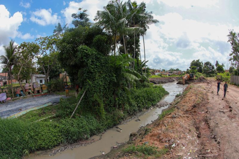 Moradores da comunidade Taboquinha, em Icoaraci, região metropolitana de Belém, receberam, nesta quinta-feira (14), unidades habitacionais e cheques moradias no valor de R$ 14 mil cada do Governo do Pará, através da Companhia de Habitação do Estado (Cohab). <div class='credito_fotos'>Foto: Marco Santos / Ag. Pará   |   <a href='/midias/2019/originais/5660_ca575c49-8724-461e-5f14-2a69a2898d02.jpg' download><i class='fa-solid fa-download'></i> Download</a></div>