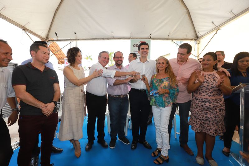 Moradores da comunidade Taboquinha, em Icoaraci, região metropolitana de Belém, receberam, nesta quinta-feira (14), unidades habitacionais e cheques moradias no valor de R$ 14 mil cada do Governo do Pará, através da Companhia de Habitação do Estado (Cohab). <div class='credito_fotos'>Foto: Marco Santos / Ag. Pará   |   <a href='/midias/2019/originais/5660_cb2bd274-d57d-21ba-18d1-b91d616409ed.jpg' download><i class='fa-solid fa-download'></i> Download</a></div>