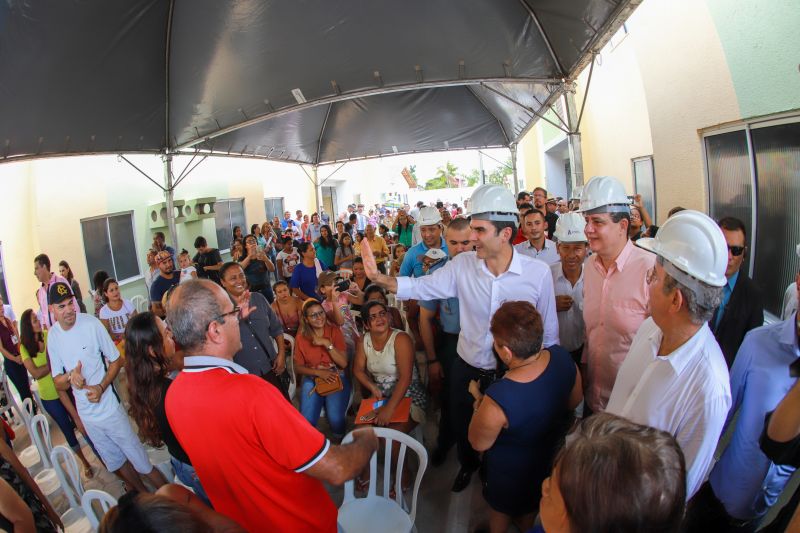 Moradores da comunidade Taboquinha, em Icoaraci, região metropolitana de Belém, receberam, nesta quinta-feira (14), unidades habitacionais e cheques moradias no valor de R$ 14 mil cada do Governo do Pará, através da Companhia de Habitação do Estado (Cohab). <div class='credito_fotos'>Foto: Marco Santos / Ag. Pará   |   <a href='/midias/2019/originais/5660_ce9a2a35-8e95-4e2a-b731-c88e346faa07.jpg' download><i class='fa-solid fa-download'></i> Download</a></div>