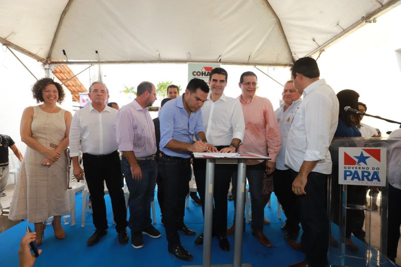 Moradores da comunidade Taboquinha, em Icoaraci, região metropolitana de Belém, receberam, nesta quinta-feira (14), unidades habitacionais e cheques moradias no valor de R$ 14 mil cada do Governo do Pará, através da Companhia de Habitação do Estado (Cohab). <div class='credito_fotos'>Foto: Marco Santos / Ag. Pará   |   <a href='/midias/2019/originais/5660_da865976-1d8a-091f-ffda-18d4569fe621.jpg' download><i class='fa-solid fa-download'></i> Download</a></div>