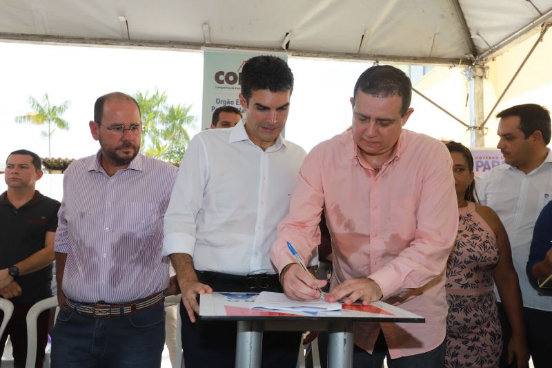 Moradores da comunidade Taboquinha, em Icoaraci, região metropolitana de Belém, receberam, nesta quinta-feira (14), unidades habitacionais e cheques moradias no valor de R$ 14 mil cada do Governo do Pará, através da Companhia de Habitação do Estado (Cohab). <div class='credito_fotos'>Foto: Marco Santos / Ag. Pará   |   <a href='/midias/2019/originais/5660_dbdf32ef-0676-79f6-ba0a-0ff74af11484.jpg' download><i class='fa-solid fa-download'></i> Download</a></div>