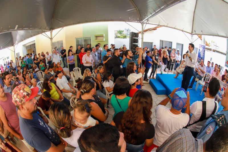 Moradores da comunidade Taboquinha, em Icoaraci, região metropolitana de Belém, receberam, nesta quinta-feira (14), unidades habitacionais e cheques moradias no valor de R$ 14 mil cada do Governo do Pará, através da Companhia de Habitação do Estado (Cohab). <div class='credito_fotos'>Foto: Marco Santos / Ag. Pará   |   <a href='/midias/2019/originais/5660_dfb26c85-f0f4-5a30-83a3-0d265b941253.jpg' download><i class='fa-solid fa-download'></i> Download</a></div>