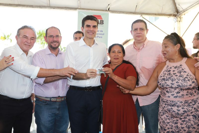 Moradores da comunidade Taboquinha, em Icoaraci, região metropolitana de Belém, receberam, nesta quinta-feira (14), unidades habitacionais e cheques moradias no valor de R$ 14 mil cada do Governo do Pará, através da Companhia de Habitação do Estado (Cohab). <div class='credito_fotos'>Foto: Marco Santos / Ag. Pará   |   <a href='/midias/2019/originais/5660_e250c289-dfc6-143d-9305-75e96c04ee73.jpg' download><i class='fa-solid fa-download'></i> Download</a></div>