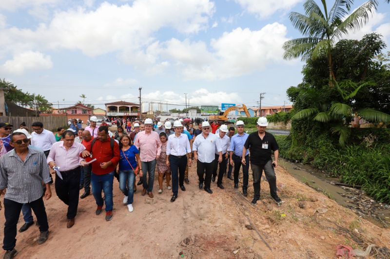 Moradores da comunidade Taboquinha, em Icoaraci, região metropolitana de Belém, receberam, nesta quinta-feira (14), unidades habitacionais e cheques moradias no valor de R$ 14 mil cada do Governo do Pará, através da Companhia de Habitação do Estado (Cohab). <div class='credito_fotos'>Foto: Marco Santos / Ag. Pará   |   <a href='/midias/2019/originais/5660_e4a9d5f9-752f-5833-7bf4-35e80f8c9e7f.jpg' download><i class='fa-solid fa-download'></i> Download</a></div>