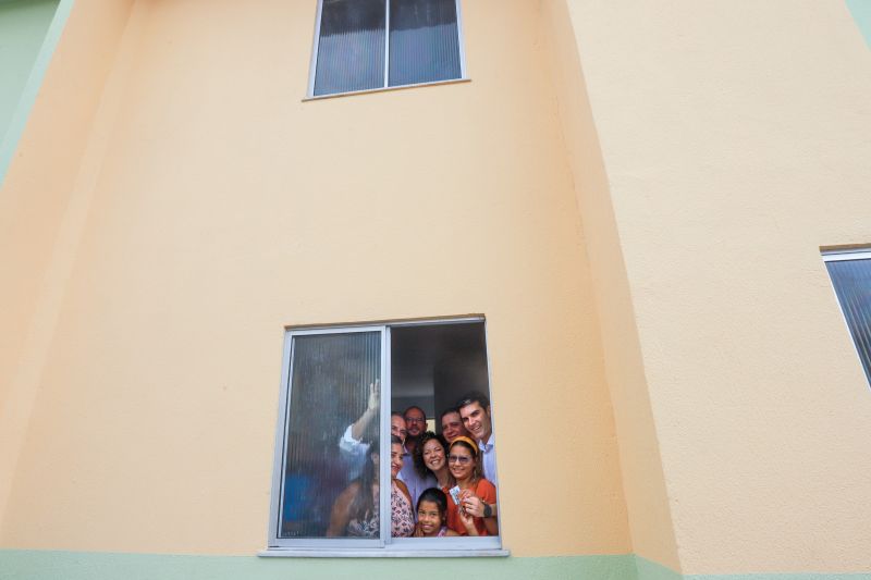 Moradores da comunidade Taboquinha, em Icoaraci, região metropolitana de Belém, receberam, nesta quinta-feira (14), unidades habitacionais e cheques moradias no valor de R$ 14 mil cada do Governo do Pará, através da Companhia de Habitação do Estado (Cohab). <div class='credito_fotos'>Foto: Marco Santos / Ag. Pará   |   <a href='/midias/2019/originais/5660_e65db6c4-2b94-4aa7-3462-258d03199aa2.jpg' download><i class='fa-solid fa-download'></i> Download</a></div>