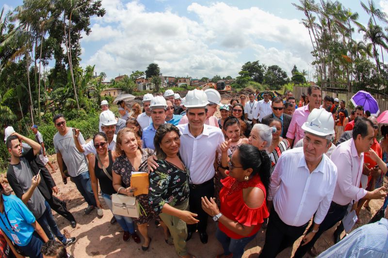 Moradores da comunidade Taboquinha, em Icoaraci, região metropolitana de Belém, receberam, nesta quinta-feira (14), unidades habitacionais e cheques moradias no valor de R$ 14 mil cada do Governo do Pará, através da Companhia de Habitação do Estado (Cohab). <div class='credito_fotos'>Foto: Marco Santos / Ag. Pará   |   <a href='/midias/2019/originais/5660_eb4da8a7-57b6-3b03-7c8a-3d52ddeb1133.jpg' download><i class='fa-solid fa-download'></i> Download</a></div>
