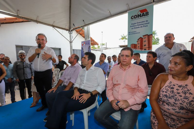 Moradores da comunidade Taboquinha, em Icoaraci, região metropolitana de Belém, receberam, nesta quinta-feira (14), unidades habitacionais e cheques moradias no valor de R$ 14 mil cada do Governo do Pará, através da Companhia de Habitação do Estado (Cohab). <div class='credito_fotos'>Foto: Marco Santos / Ag. Pará   |   <a href='/midias/2019/originais/5660_f1db186d-0274-e8f9-9c23-b2a69a7b0026.jpg' download><i class='fa-solid fa-download'></i> Download</a></div>