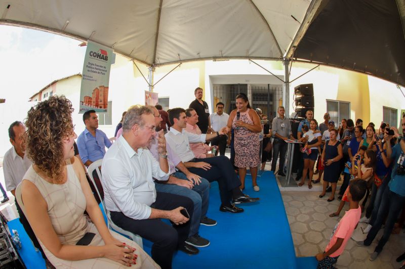 Moradores da comunidade Taboquinha, em Icoaraci, região metropolitana de Belém, receberam, nesta quinta-feira (14), unidades habitacionais e cheques moradias no valor de R$ 14 mil cada do Governo do Pará, através da Companhia de Habitação do Estado (Cohab). <div class='credito_fotos'>Foto: Marco Santos / Ag. Pará   |   <a href='/midias/2019/originais/5660_ff1715a7-e5cd-face-0534-58b72bfeed60.jpg' download><i class='fa-solid fa-download'></i> Download</a></div>