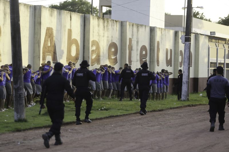 Transferência de presos para a nova unidade de triagem carcerária de Abaetetuba. 
 <div class='credito_fotos'>Foto: Marcelo Seabra / Ag. Pará   |   <a href='/midias/2019/originais/5666_07872d41-4493-3347-7f48-db8d6723f194.jpg' download><i class='fa-solid fa-download'></i> Download</a></div>