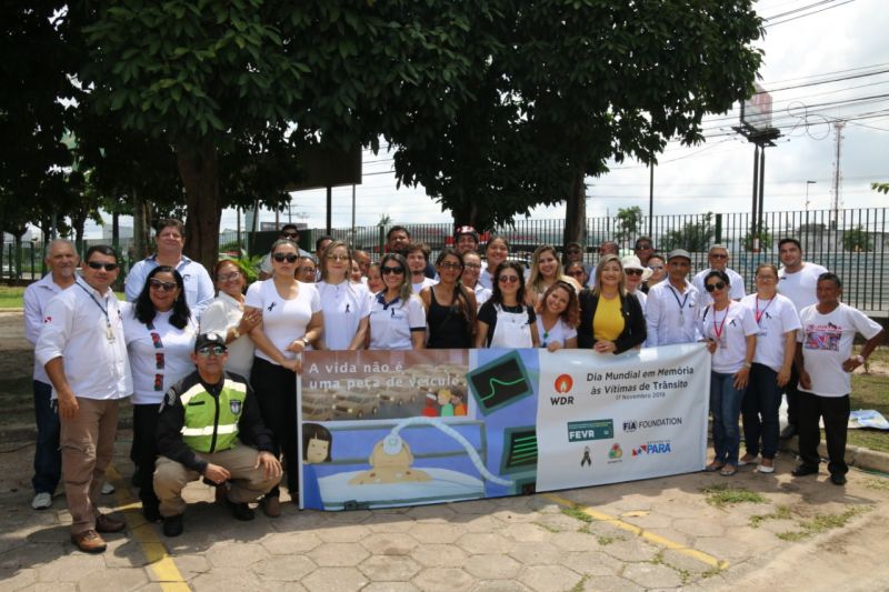 Uma manhã para lembrar, refletir e homenagear todos os vitimados pelo trânsito. Dezenas de pessoas se reuniram na área externa do Hospital Metropolitano de Urgência e Emergência (HMUE) neste domingo (17), em Belém, em um evento promovido pelo Departamento de Trânsito do Estado (Detran), que foi marcado pela emoção. A banda da Guarda Municipal de Trânsito (GBel) recepcionou os presentes com seu repertório. <div class='credito_fotos'>Foto: ASCOM / DETRAN   |   <a href='/midias/2019/originais/5672_3f525145-85fe-ba55-d765-c7c8b1472fe1.jpg' download><i class='fa-solid fa-download'></i> Download</a></div>