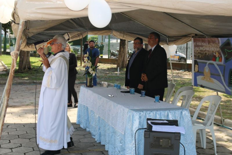 Uma manhã para lembrar, refletir e homenagear todos os vitimados pelo trânsito. Dezenas de pessoas se reuniram na área externa do Hospital Metropolitano de Urgência e Emergência (HMUE) neste domingo (17), em Belém, em um evento promovido pelo Departamento de Trânsito do Estado (Detran), que foi marcado pela emoção. A banda da Guarda Municipal de Trânsito (GBel) recepcionou os presentes com seu repertório. <div class='credito_fotos'>Foto: ASCOM / DETRAN   |   <a href='/midias/2019/originais/5672_fb63ccfa-2fea-caba-7293-2ea098c49fd6.jpg' download><i class='fa-solid fa-download'></i> Download</a></div>