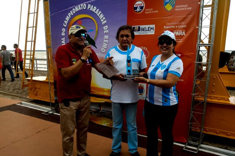 O domingo ensolarado foi o cenário perfeito para a vitória do Paysandu Sport Club no Campeonato Paraense de Remo, na manhã deste domingo (17). A quinta e última etapa da regata foi realizada na Estação das Docas, e contou com a presença de um grande público. A Associação de Remo Guajará e a Tuna Luso Brasileira ficaram em segundo e terceiro lugar, respectivamente. <div class='credito_fotos'>Foto: ASCOM / SEEL   |   <a href='/midias/2019/originais/5673_2d17741e-706d-4d3b-b1ed-649d43773f3d.jpg' download><i class='fa-solid fa-download'></i> Download</a></div>