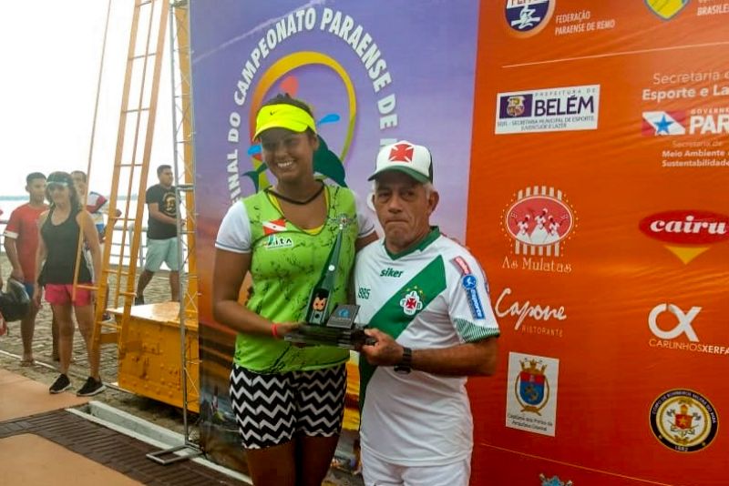 O domingo ensolarado foi o cenário perfeito para a vitória do Paysandu Sport Club no Campeonato Paraense de Remo, na manhã deste domingo (17). A quinta e última etapa da regata foi realizada na Estação das Docas, e contou com a presença de um grande público. A Associação de Remo Guajará e a Tuna Luso Brasileira ficaram em segundo e terceiro lugar, respectivamente. <div class='credito_fotos'>Foto: ASCOM / SEEL   |   <a href='/midias/2019/originais/5673_2e2590b5-acf9-ffdf-208d-5a87f93084b0.jpg' download><i class='fa-solid fa-download'></i> Download</a></div>