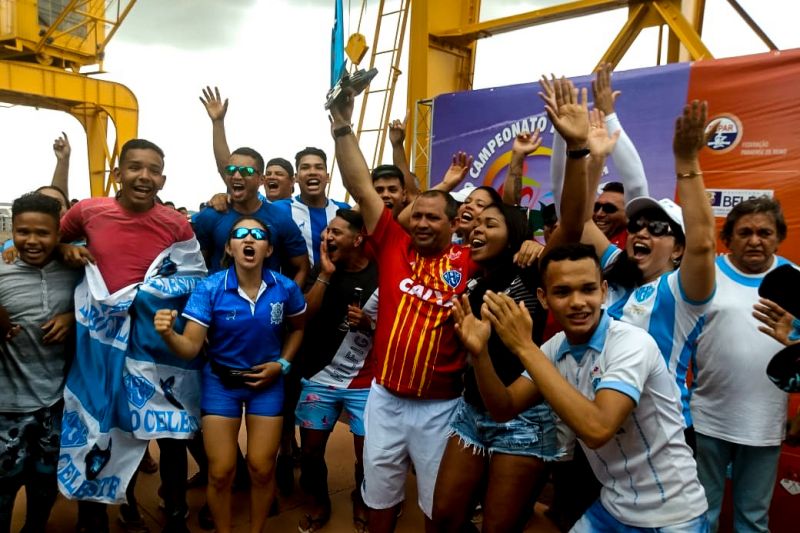 O domingo ensolarado foi o cenário perfeito para a vitória do Paysandu Sport Club no Campeonato Paraense de Remo, na manhã deste domingo (17). A quinta e última etapa da regata foi realizada na Estação das Docas, e contou com a presença de um grande público. A Associação de Remo Guajará e a Tuna Luso Brasileira ficaram em segundo e terceiro lugar, respectivamente. <div class='credito_fotos'>Foto: ASCOM / SEEL   |   <a href='/midias/2019/originais/5673_37403e18-4eaa-1f5b-faba-562c58588a1c.jpg' download><i class='fa-solid fa-download'></i> Download</a></div>