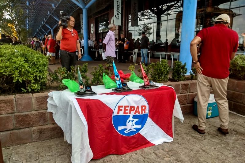 O domingo ensolarado foi o cenário perfeito para a vitória do Paysandu Sport Club no Campeonato Paraense de Remo, na manhã deste domingo (17). A quinta e última etapa da regata foi realizada na Estação das Docas, e contou com a presença de um grande público. A Associação de Remo Guajará e a Tuna Luso Brasileira ficaram em segundo e terceiro lugar, respectivamente. <div class='credito_fotos'>Foto: ASCOM / SEEL   |   <a href='/midias/2019/originais/5673_486dc230-8949-bd8c-8427-9d4984e5d43d.jpg' download><i class='fa-solid fa-download'></i> Download</a></div>